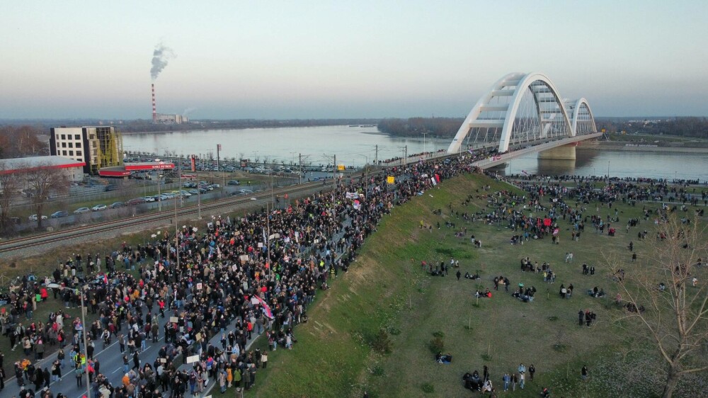 Zeci de mii de manifestanți în memoria victimelor prăbușirii acoperișului gării din Novi Sad. „Vor reuși să facă asta” - Imaginea 7