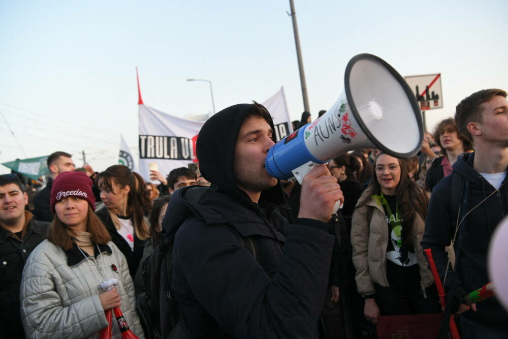 Zeci de mii de manifestanți în memoria victimelor prăbușirii acoperișului gării din Novi Sad. „Vor reuși să facă asta” - Imaginea 8