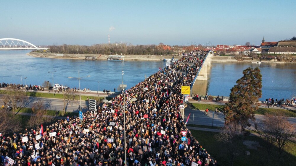 Zeci de mii de manifestanți în memoria victimelor prăbușirii acoperișului gării din Novi Sad. „Vor reuși să facă asta” - Imaginea 9