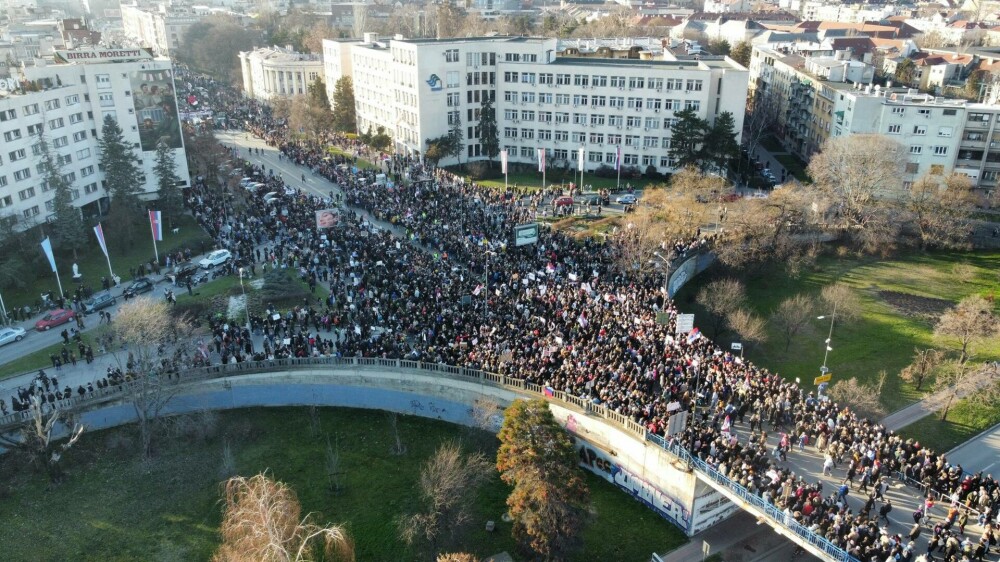 Zeci de mii de manifestanți în memoria victimelor prăbușirii acoperișului gării din Novi Sad. „Vor reuși să facă asta” - Imaginea 10