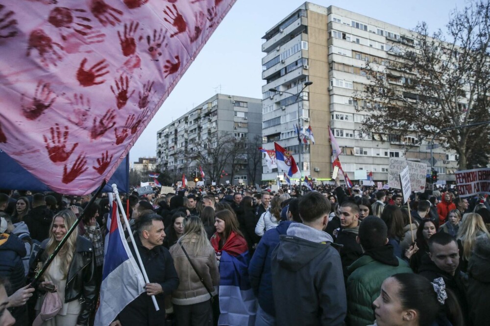 Zeci de mii de manifestanți în memoria victimelor prăbușirii acoperișului gării din Novi Sad. „Vor reuși să facă asta” - Imaginea 15