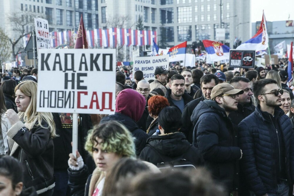 Zeci de mii de manifestanți în memoria victimelor prăbușirii acoperișului gării din Novi Sad. „Vor reuși să facă asta” - Imaginea 16