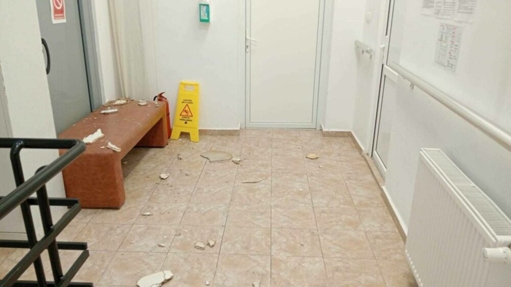 O altă bucată de tavan de la Maternitatea Odobescu din Timişoara s-a prăbuşit. Primăria nu a găsit încă o soluţie. FOTO - Imaginea 1