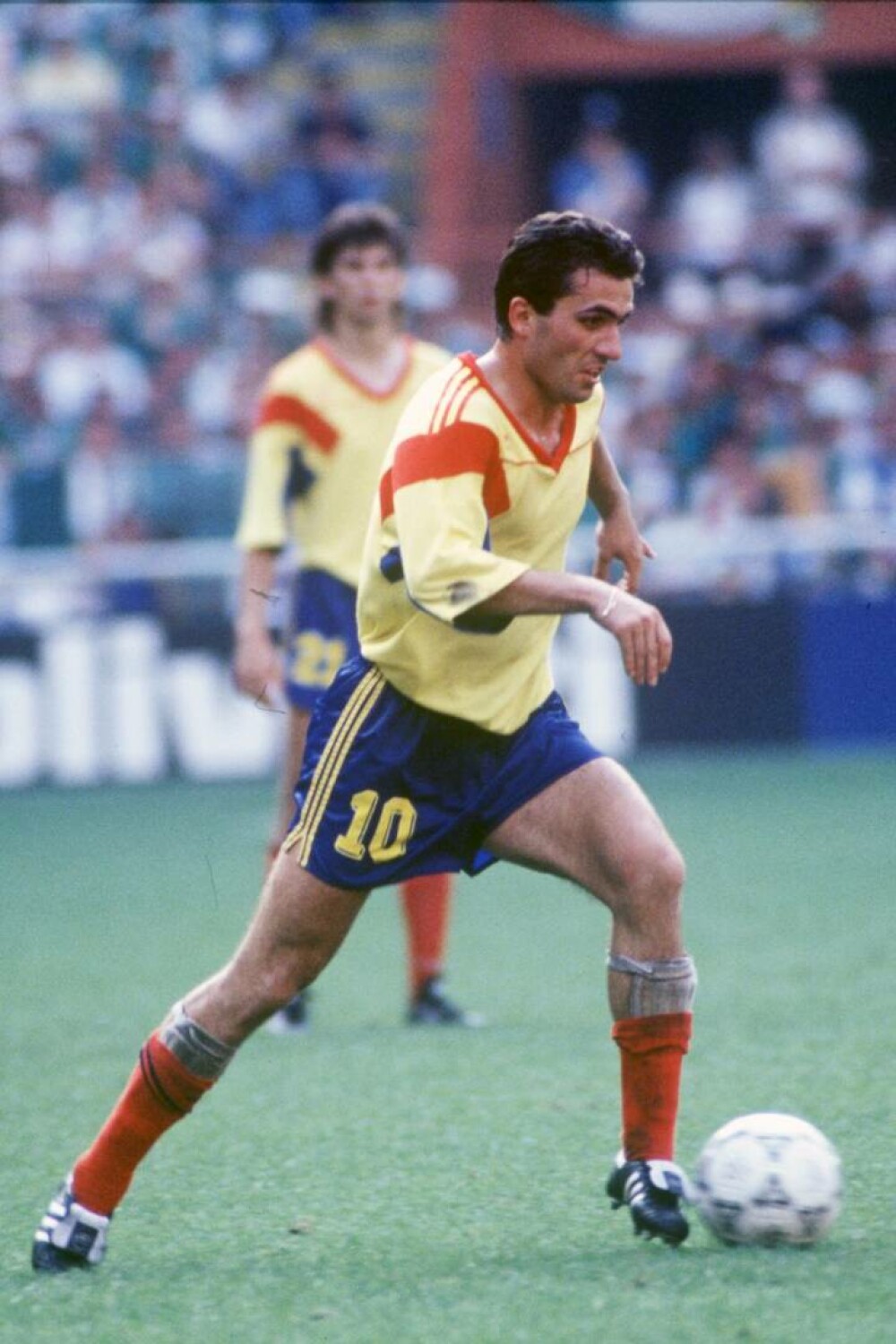 Gheorghe Hagi, „Regele fotbalului românesc”, a împlinit 60 de ani. Fotografii inedite din cariera sa. GALERIE FOTO - Imaginea 49