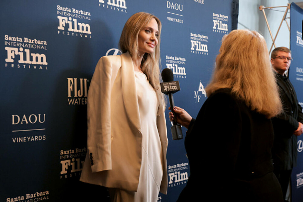 Angelina Jolie, apariție plină de eleganță la Festivalul Internațional de Film de la Santa Barbara. GALERIE FOTO - Imaginea 2