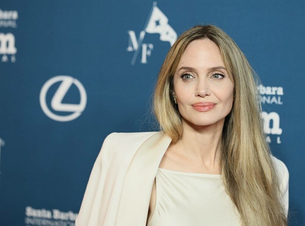 Angelina Jolie, apariție plină de eleganță la Festivalul Internațional de Film de la Santa Barbara. GALERIE FOTO - Imaginea 3