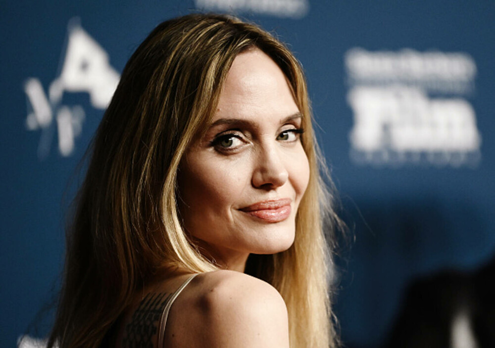 Angelina Jolie, apariție plină de eleganță la Festivalul Internațional de Film de la Santa Barbara. GALERIE FOTO - Imaginea 6