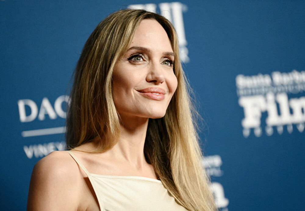 Angelina Jolie, apariție plină de eleganță la Festivalul Internațional de Film de la Santa Barbara. GALERIE FOTO - Imaginea 8