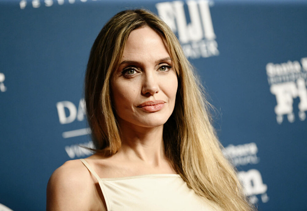 Angelina Jolie, apariție plină de eleganță la Festivalul Internațional de Film de la Santa Barbara. GALERIE FOTO - Imaginea 9