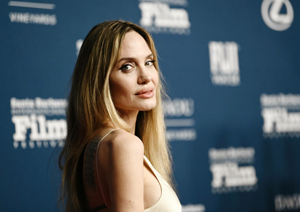 Angelina Jolie, apariție plină de eleganță la Festivalul Internațional de Film de la Santa Barbara. GALERIE FOTO - Imaginea 23