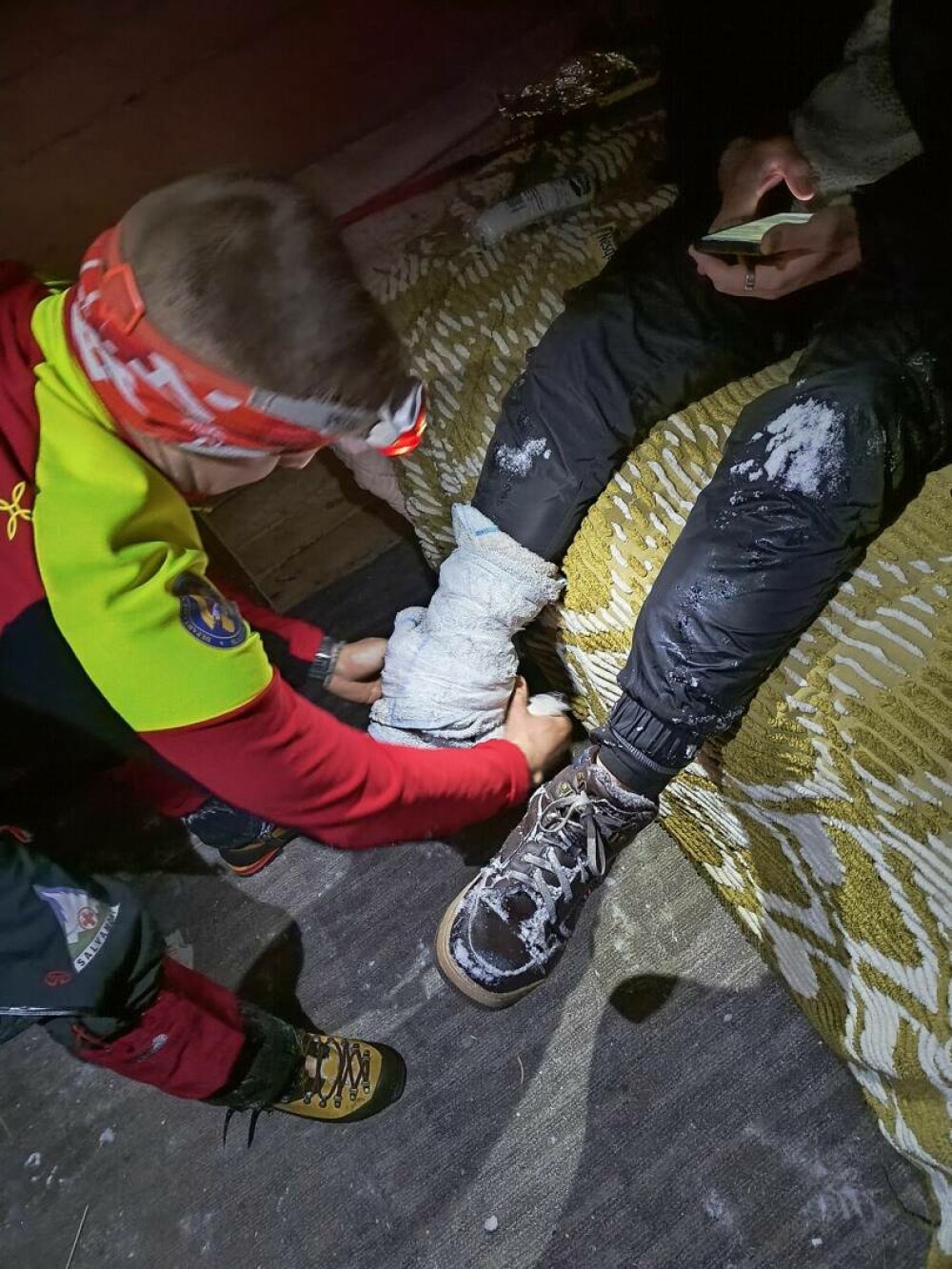 Un tânăr ucrainean care a intrat în România prin munți a fost găsit desculţ, îngheţat şi extenuat. Operațiunea a durat 6 ore - Imaginea 2