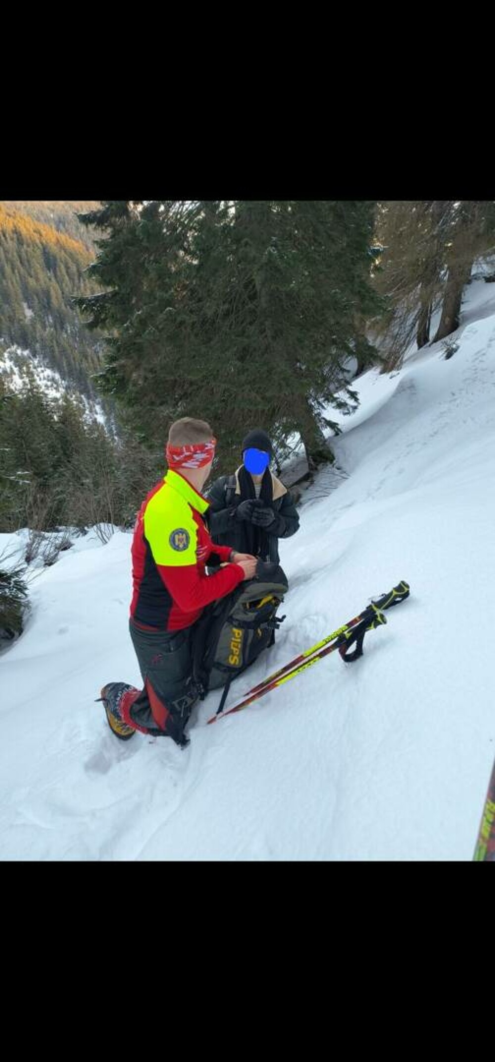 Un tânăr ucrainean care a intrat în România prin munți a fost găsit desculţ, îngheţat şi extenuat. Operațiunea a durat 6 ore - Imaginea 3