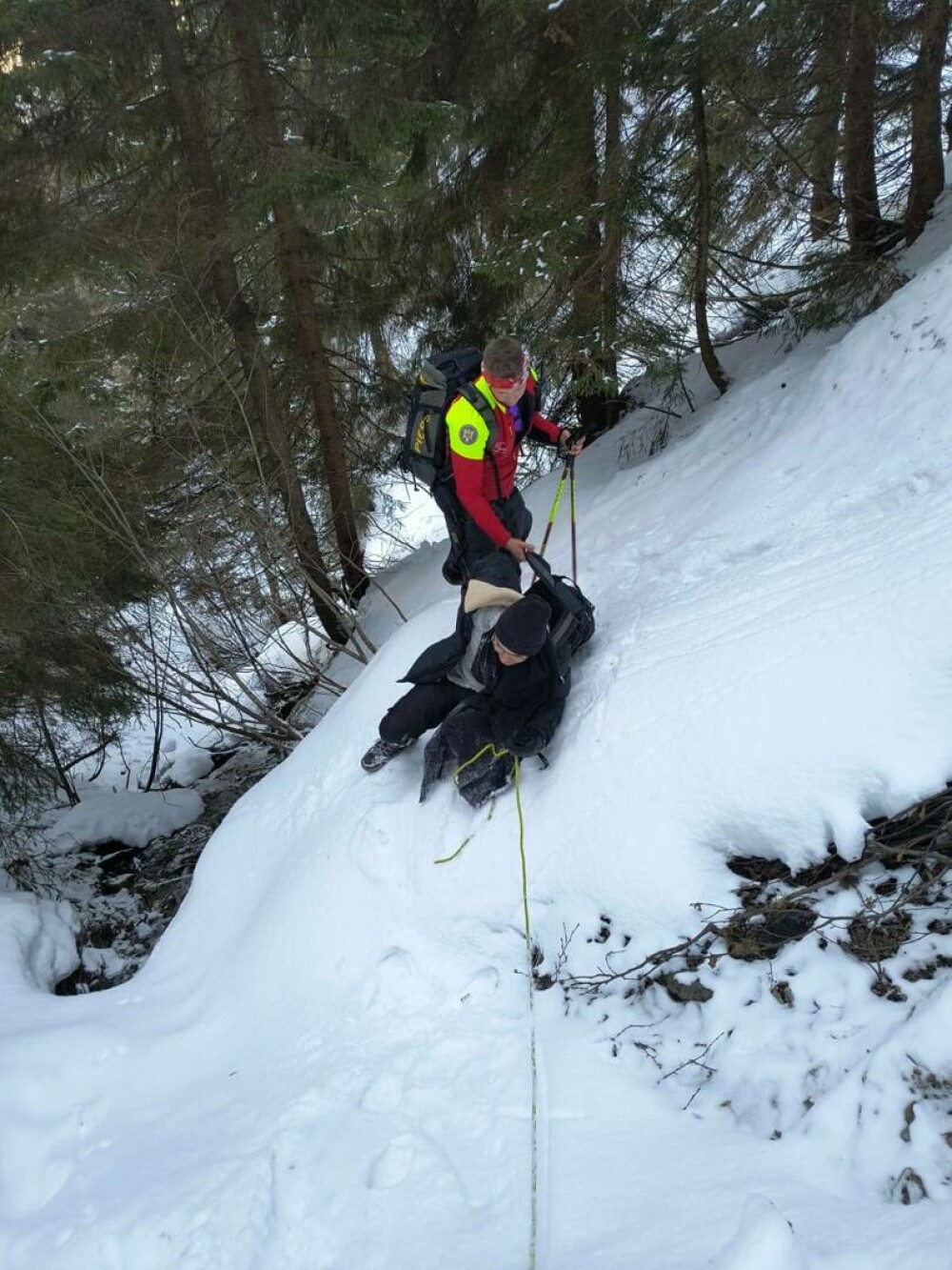 Un tânăr ucrainean care a intrat în România prin munți a fost găsit desculţ, îngheţat şi extenuat. Operațiunea a durat 6 ore - Imaginea 4