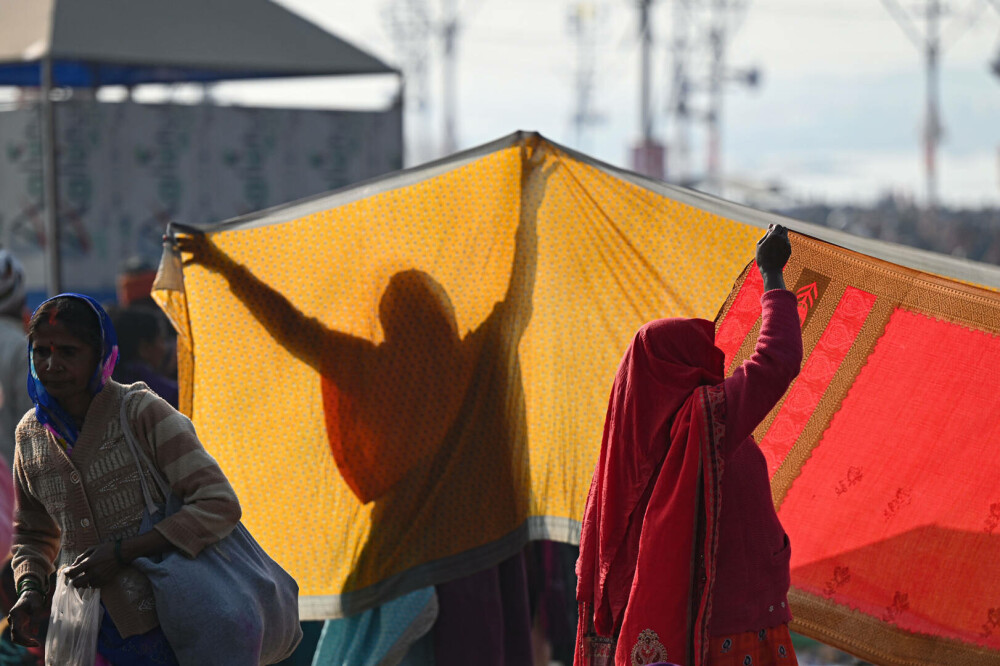 Peste 420 de milioane de credincioşi hinduşi au participat la cea mai mare adunare religioasă din lume. GALERIE FOTO - Imaginea 11