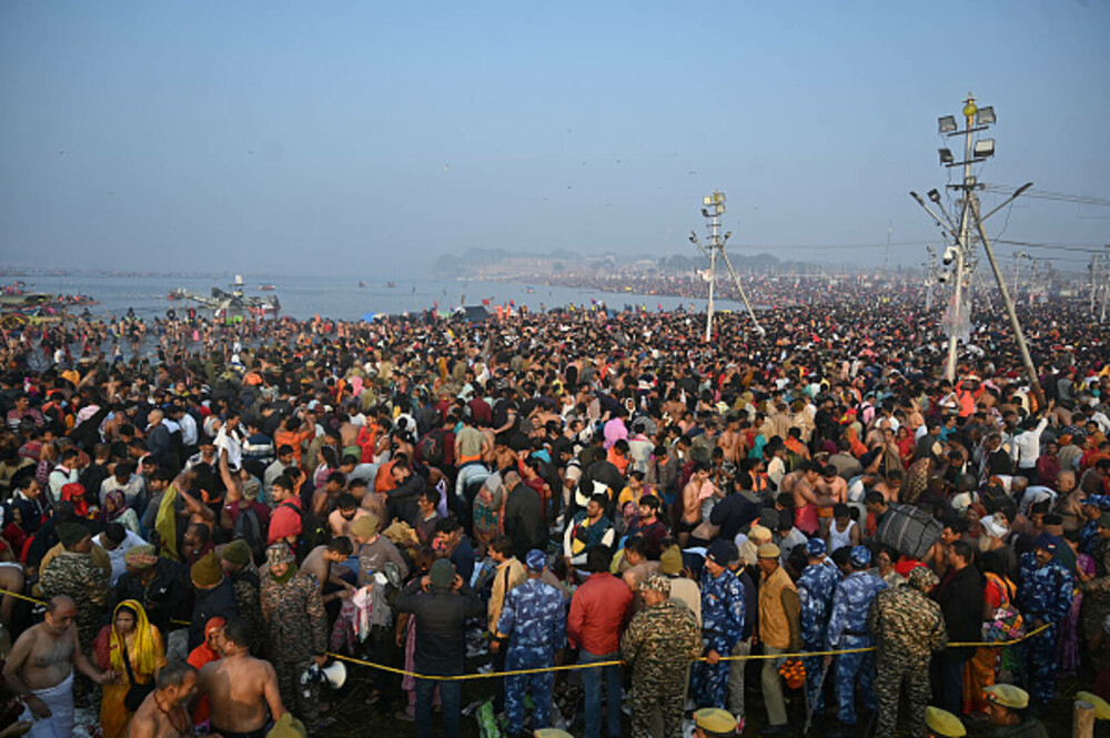 Peste 420 de milioane de credincioşi hinduşi au participat la cea mai mare adunare religioasă din lume. GALERIE FOTO - Imaginea 30
