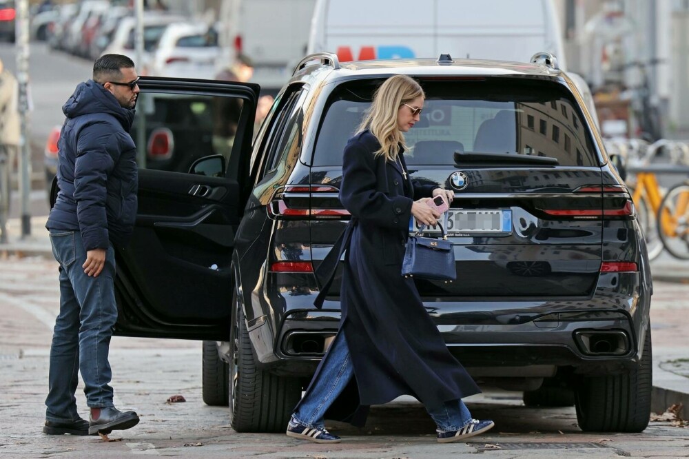 Chiara Ferragni, surprinsă în Milano alături de noul ei partener de viață la câteva luni după despărțirea de Fedez. FOTO - Imaginea 13