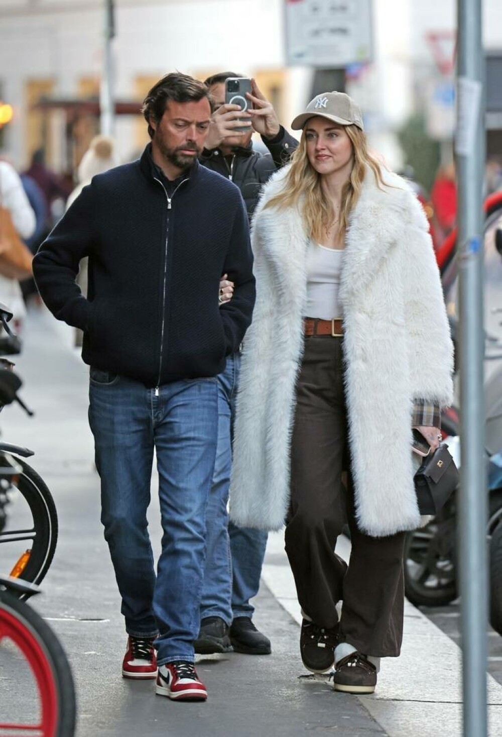 Chiara Ferragni, surprinsă în Milano alături de noul ei partener de viață la câteva luni după despărțirea de Fedez. FOTO - Imaginea 23