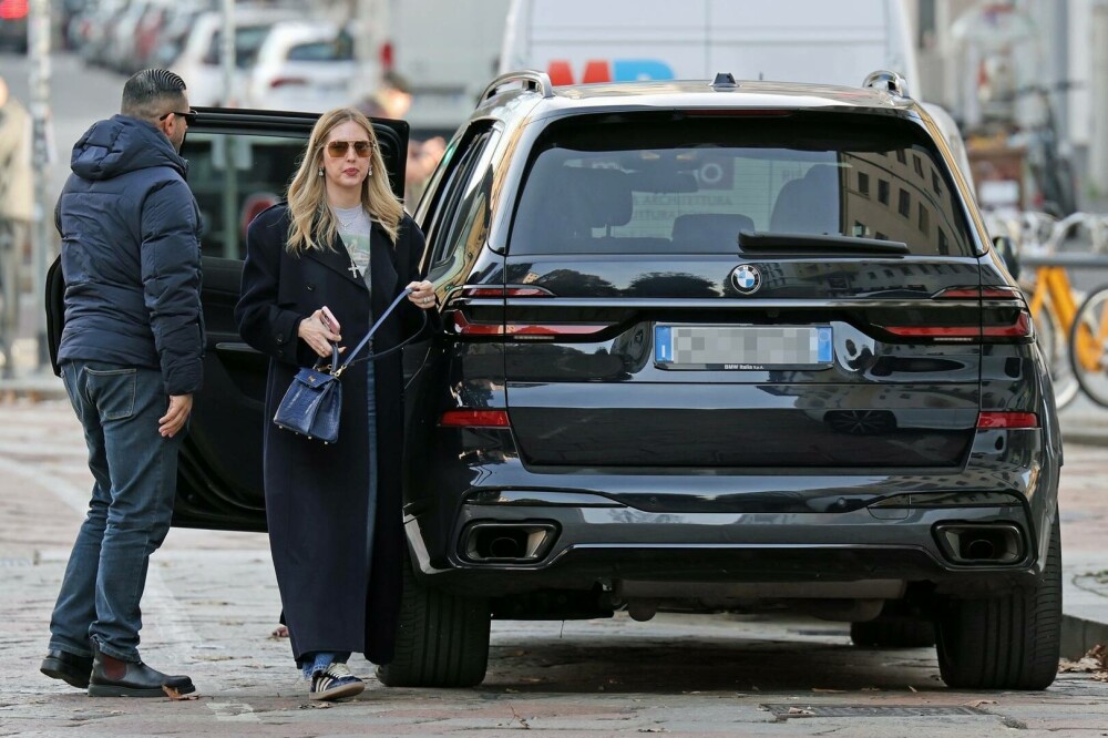 Chiara Ferragni, surprinsă în Milano alături de noul ei partener de viață la câteva luni după despărțirea de Fedez. FOTO - Imaginea 35
