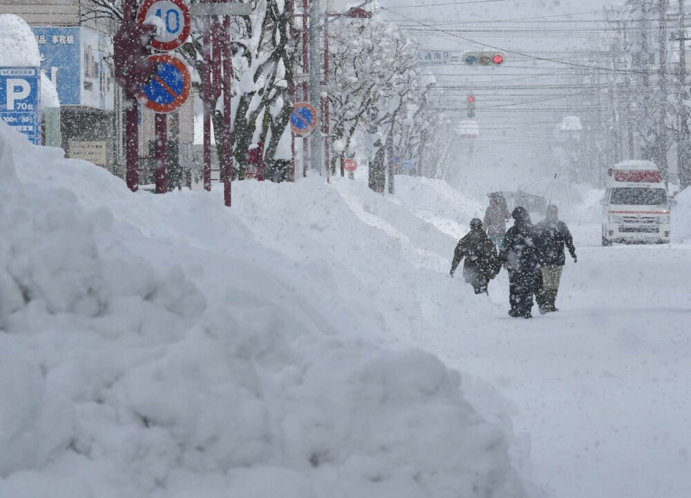  Stratul de zăpadă e de până la trei metri. Există risc de avalanșă și pene de curent | GALERIE FOTO - Imaginea 1