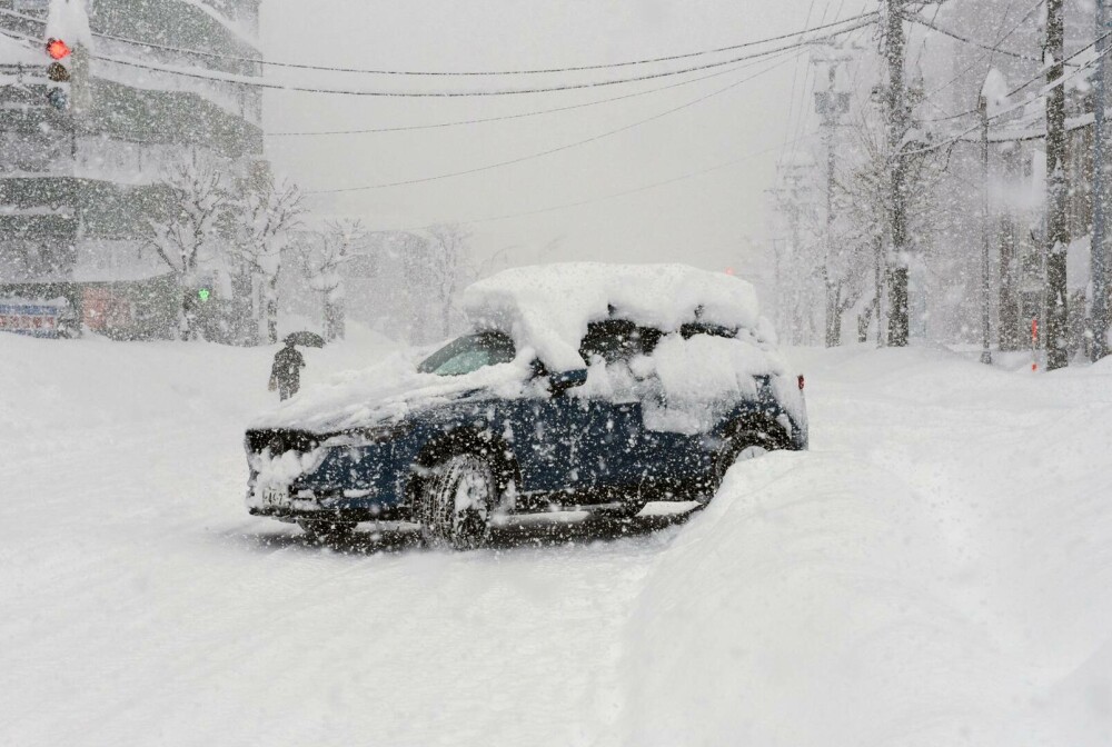  Stratul de zăpadă e de până la trei metri. Există risc de avalanșă și pene de curent | GALERIE FOTO - Imaginea 2