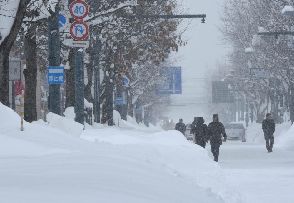  Stratul de zăpadă e de până la trei metri. Există risc de avalanșă și pene de curent | GALERIE FOTO - Imaginea 3