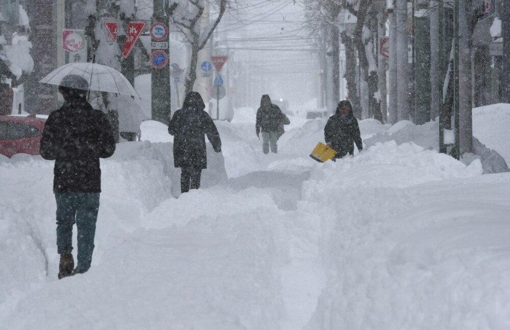  Stratul de zăpadă e de până la trei metri. Există risc de avalanșă și pene de curent | GALERIE FOTO - Imaginea 4