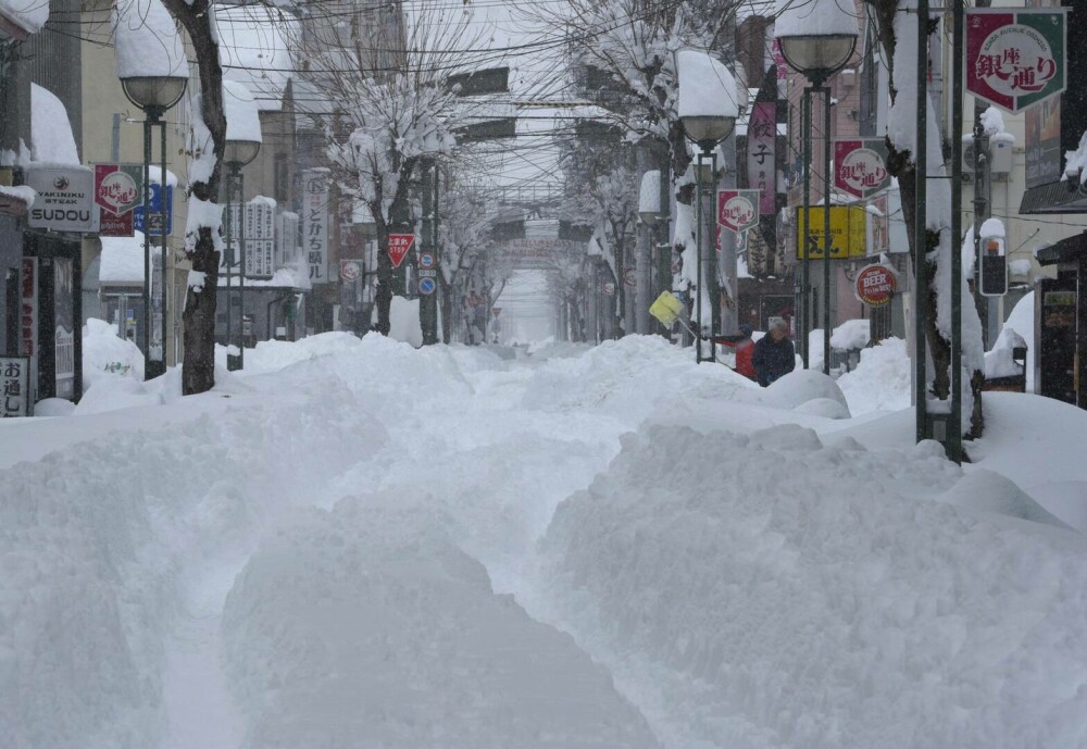  Stratul de zăpadă e de până la trei metri. Există risc de avalanșă și pene de curent | GALERIE FOTO - Imaginea 5