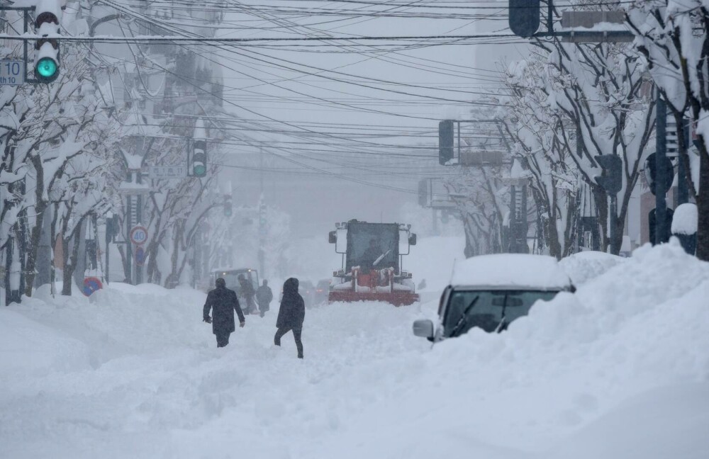  Stratul de zăpadă e de până la trei metri. Există risc de avalanșă și pene de curent | GALERIE FOTO - Imaginea 6