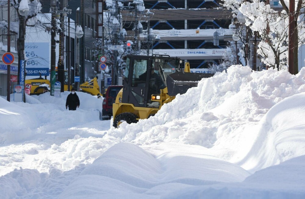  Stratul de zăpadă e de până la trei metri. Există risc de avalanșă și pene de curent | GALERIE FOTO - Imaginea 7