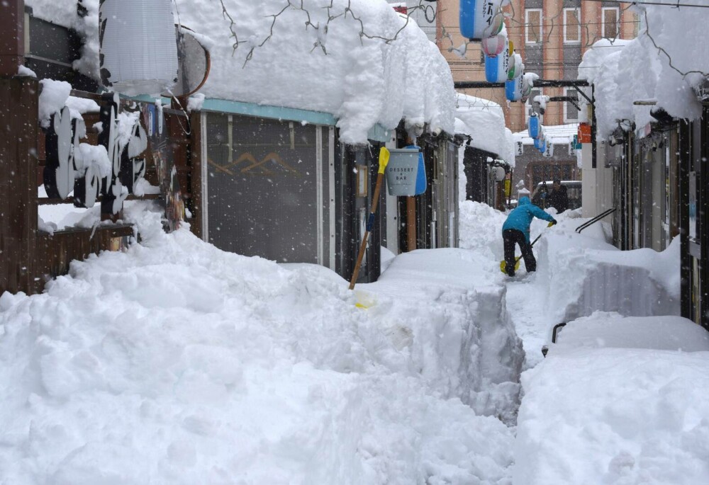  Stratul de zăpadă e de până la trei metri. Există risc de avalanșă și pene de curent | GALERIE FOTO - Imaginea 8