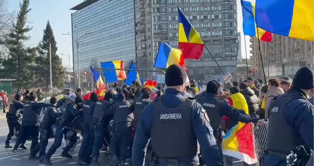 Violențe în Piața Victoriei, în timp ce Iohannis anunța că demisionează. Jandarmii au folosit gaze lacrimogene. VIDEO - Imaginea 1
