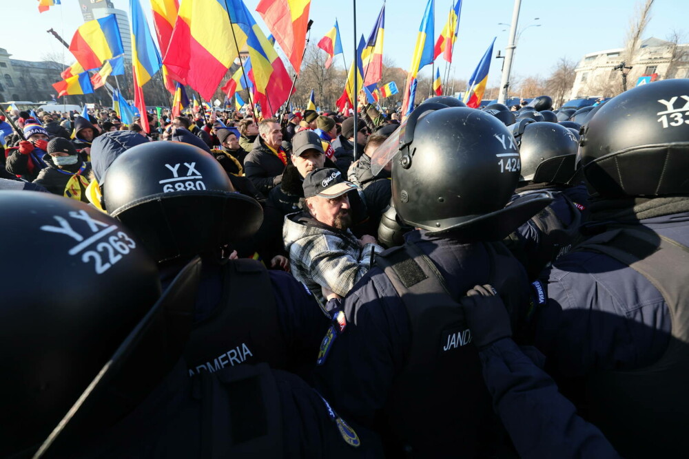 Violențe în Piața Victoriei, în timp ce Iohannis anunța că demisionează. Jandarmii au folosit gaze lacrimogene. VIDEO - Imaginea 4