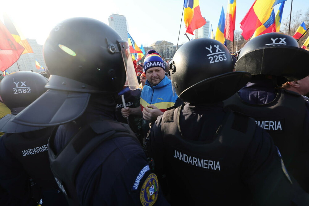 Violențe în Piața Victoriei, în timp ce Iohannis anunța că demisionează. Jandarmii au folosit gaze lacrimogene. VIDEO - Imaginea 5