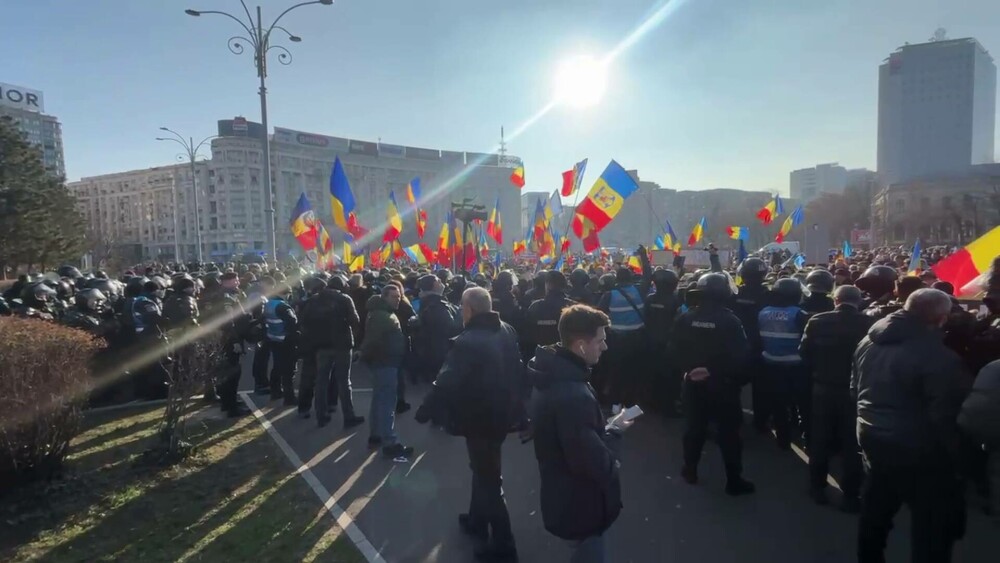 Violențe în Piața Victoriei, în timp ce Iohannis anunța că demisionează. Jandarmii au folosit gaze lacrimogene. VIDEO - Imaginea 6