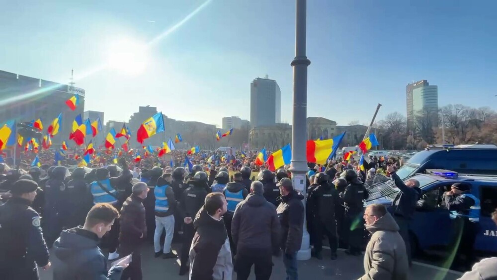 Violențe în Piața Victoriei, în timp ce Iohannis anunța că demisionează. Jandarmii au folosit gaze lacrimogene. VIDEO - Imaginea 8