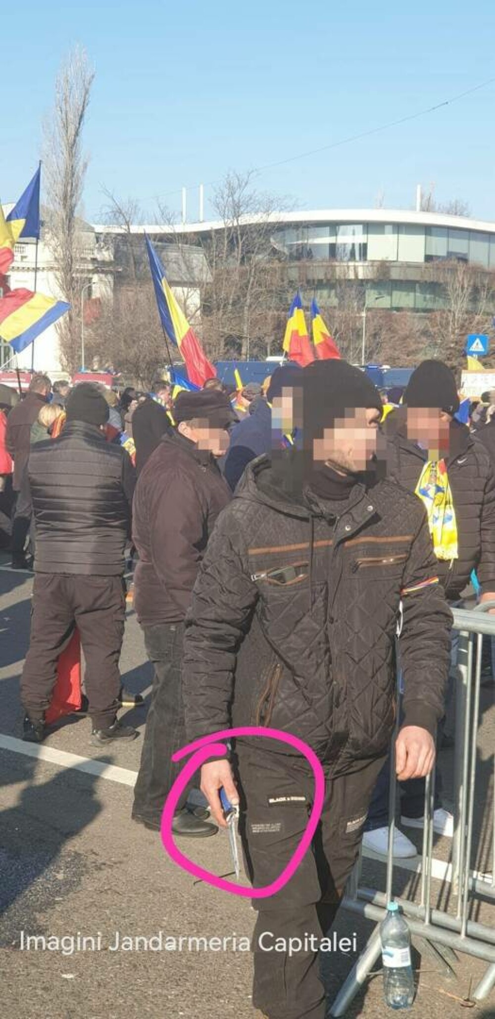 Protest în Piaţa Victoriei. Jandarmii au extras şase persoane care ar fi comis fapte penale. Doi bărbați, prinși cu cuțite - Imaginea 2
