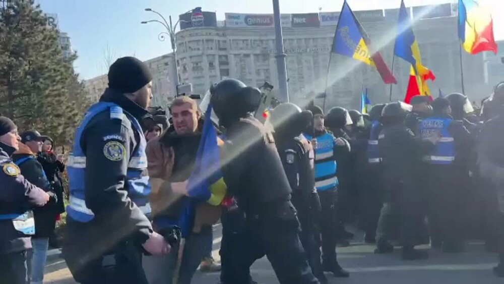 Protestatarii violenți din Piața Victoriei au rupt gardurile de protecție, iar jandarmii au răspuns cu gaze lacrimogene VIDEO - Imaginea 1