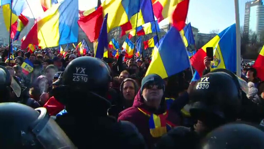 Protestatarii violenți din Piața Victoriei au rupt gardurile de protecție, iar jandarmii au răspuns cu gaze lacrimogene VIDEO - Imaginea 2