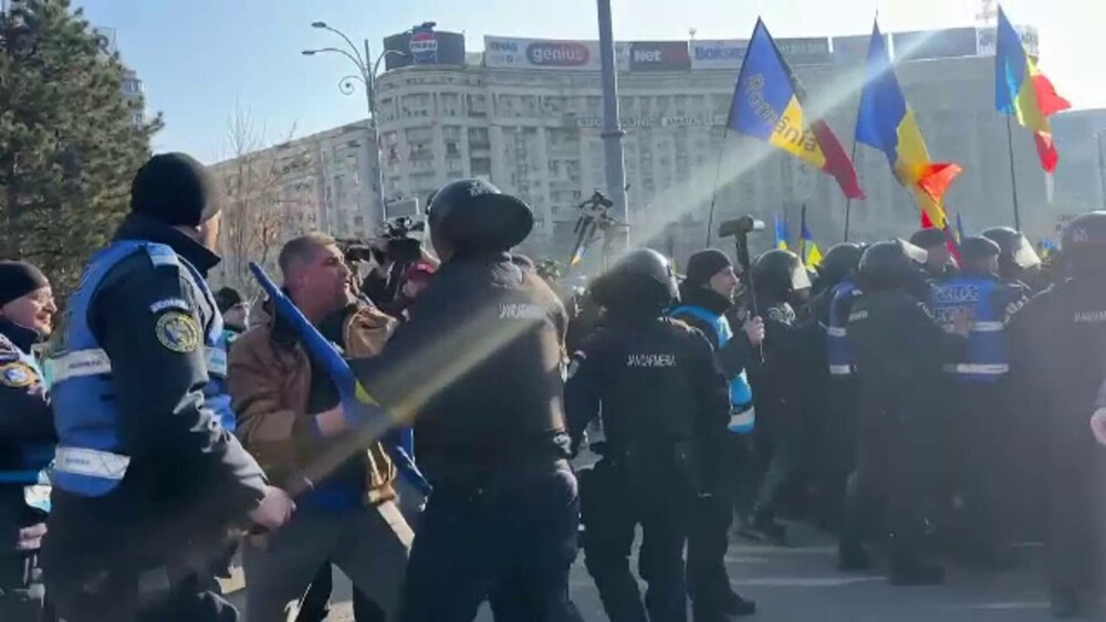 Protestatarii violenți din Piața Victoriei au rupt gardurile de protecție, iar jandarmii au răspuns cu gaze lacrimogene VIDEO - Imaginea 3