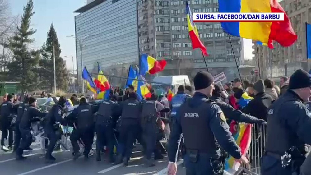 Protestatarii violenți din Piața Victoriei au rupt gardurile de protecție, iar jandarmii au răspuns cu gaze lacrimogene VIDEO - Imaginea 4