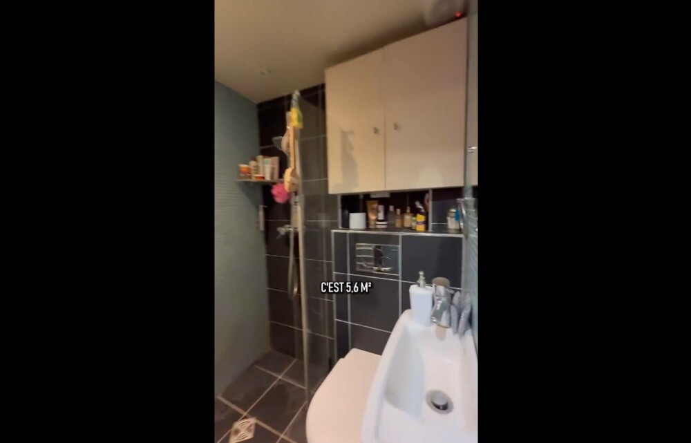 VIDEO cu locuința de 9 metri pătrați închiriată de o tânără în Paris. Din pat iese direct pe acoperiș - Imaginea 11