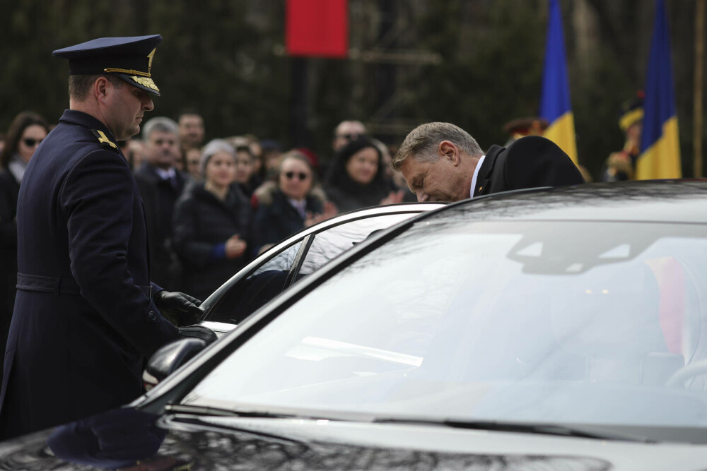 VIDEO. Klaus Iohannis a plecat de la Cotroceni, după ce i-a predat mandatul lui llie Bolojan: ”Să aveți grijă de România” - Imaginea 2