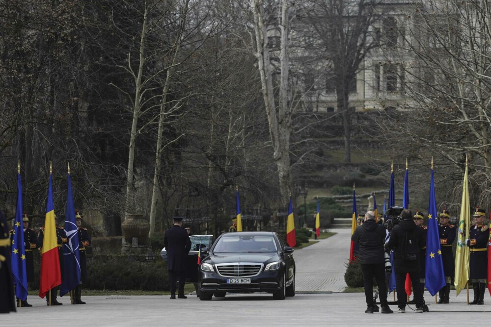 VIDEO. Klaus Iohannis a plecat de la Cotroceni, după ce i-a predat mandatul lui llie Bolojan: ”Să aveți grijă de România” - Imaginea 4