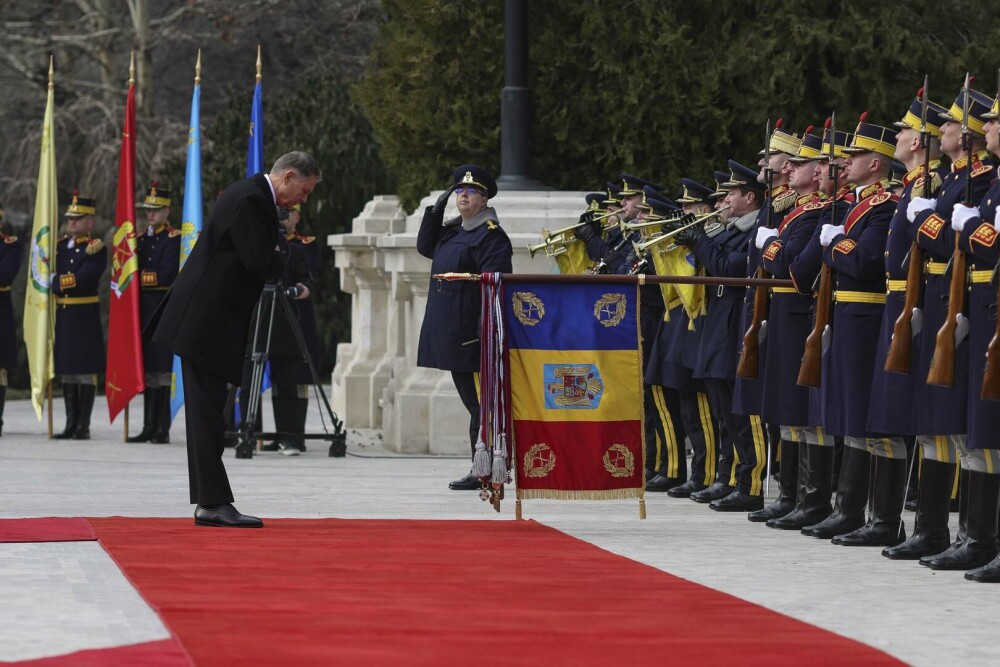 VIDEO. Klaus Iohannis a plecat de la Cotroceni, după ce i-a predat mandatul lui llie Bolojan: ”Să aveți grijă de România” - Imaginea 5