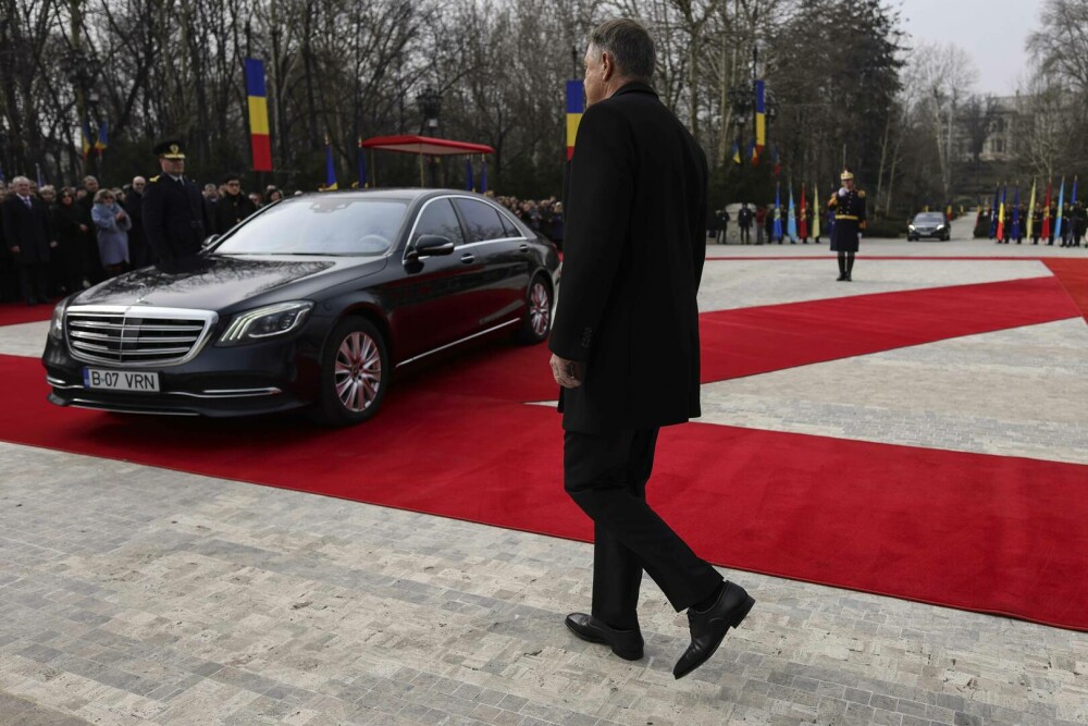 VIDEO. Klaus Iohannis a plecat de la Cotroceni, după ce i-a predat mandatul lui llie Bolojan: ”Să aveți grijă de România” - Imaginea 8