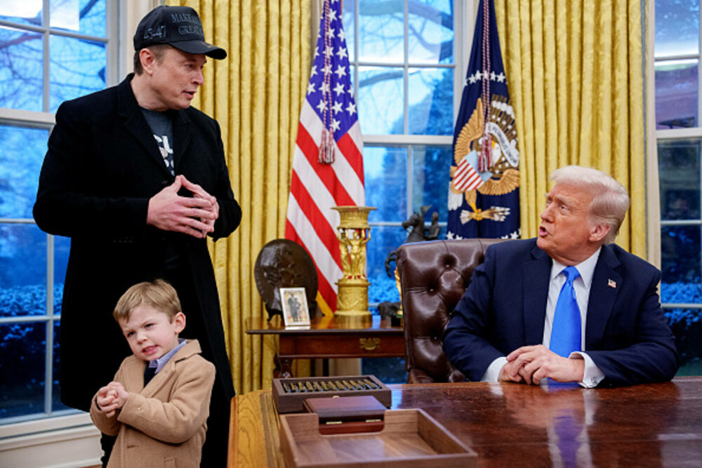 Elon Musk şi-a adus fiul cel mic în biroul lui Donald Trump pentru a anunţa reduceri masive de personal. FOTO & VIDEO - Imaginea 7