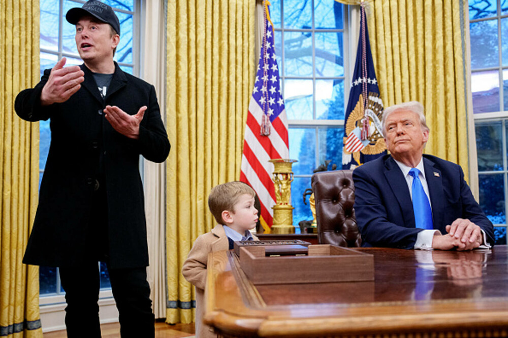 Elon Musk şi-a adus fiul cel mic în biroul lui Donald Trump pentru a anunţa reduceri masive de personal. FOTO & VIDEO - Imaginea 11