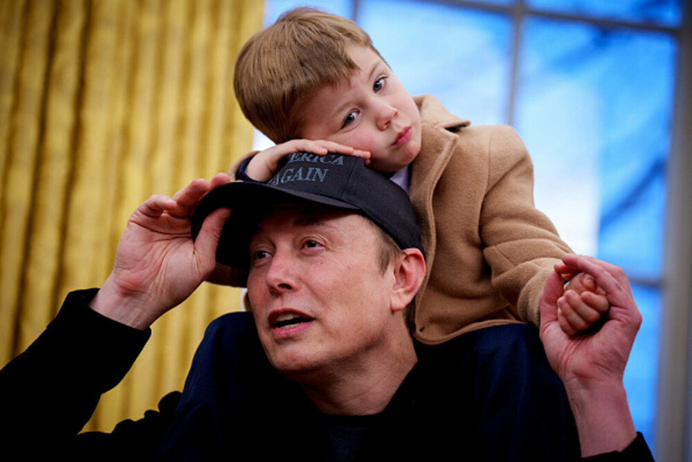 Elon Musk şi-a adus fiul cel mic în biroul lui Donald Trump pentru a anunţa reduceri masive de personal. FOTO & VIDEO - Imaginea 13