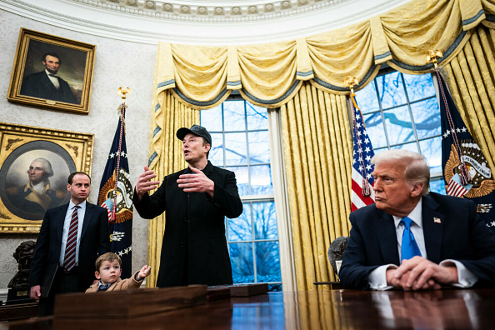 Elon Musk şi-a adus fiul cel mic în biroul lui Donald Trump pentru a anunţa reduceri masive de personal. FOTO & VIDEO - Imaginea 15