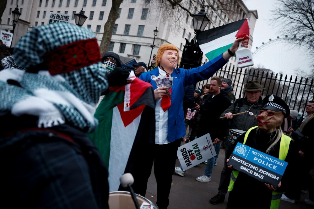 Mii de manifestanţi au protestat la Londra împotriva planului lui Donald Trump cu privire la Fâşia Gaza - Imaginea 1
